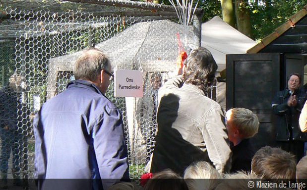 Rienk van der Velde onthult Ons Parredieske bij Dierenweide